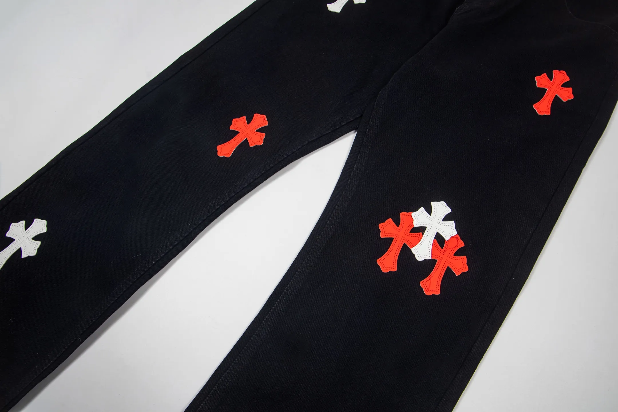 P260 Chrome Hearts Black Pants Sanskrit Red and White Patch Leather Jeans CH jeans need to be washed before being dismantled and then hand-stitched with sheepskin cross leather and then spliced ​​together. The whole piece has too many craftsmanship to explain. The patches are decorated with cross patterns and the high-waisted washed jeans! ! Absolutely high-end luxury products, god-level single products and super popular products, made with top heavy industry, a must-see magic weapon. Customized hardware. The fabric is thick and soft after washing. It has good breathability. Customized small leather label. Unique design. The details are simple and elegant, and the workmanship is exquisite. The entire trousers are neatly routed and the details are in place! It’s so cool that both men and women can easily control the genderless trend! Style number: 1872# Color: black Size: 28 30 32 34